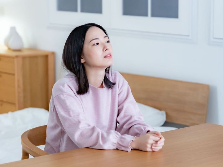 【公認心理師からのアドバイス】貯金があっても物価高への不安から、過度な節約を続けている方はいませんか？ 不安が強過ぎる場合に考えられる心理状態と、不安を和らげるための心の持ち方・考え方をご紹介します。（※画像：Shutterstock.com）