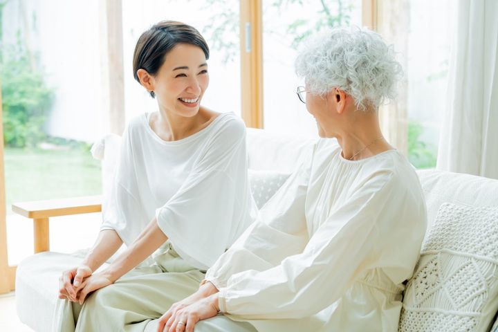 義母と会話する女性