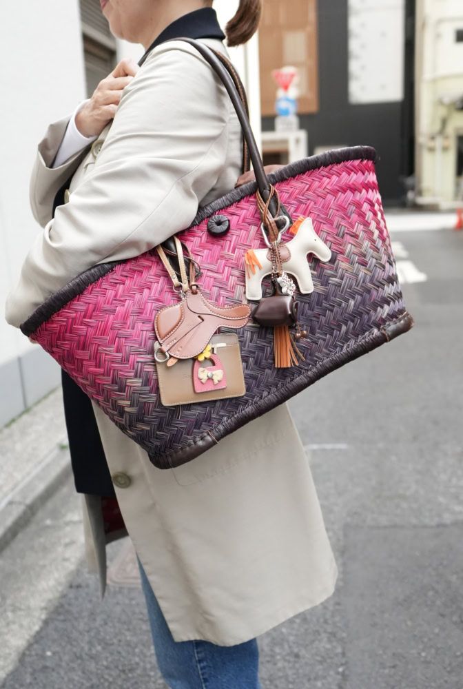 マダガスカルから輸入した鮮やかカラーが素敵なカゴバッグ