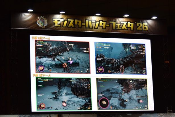 準決勝の様子。クエストに挑む2組(４名)のプレイ状況がスクリーンで確認できる (C)CAPCOM 撮影：ソムタム田井