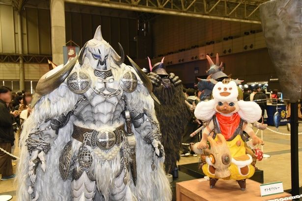 シュバルカαシリーズの立像とオトモアイルー (C)CAPCOM 撮影：ソムタム田井