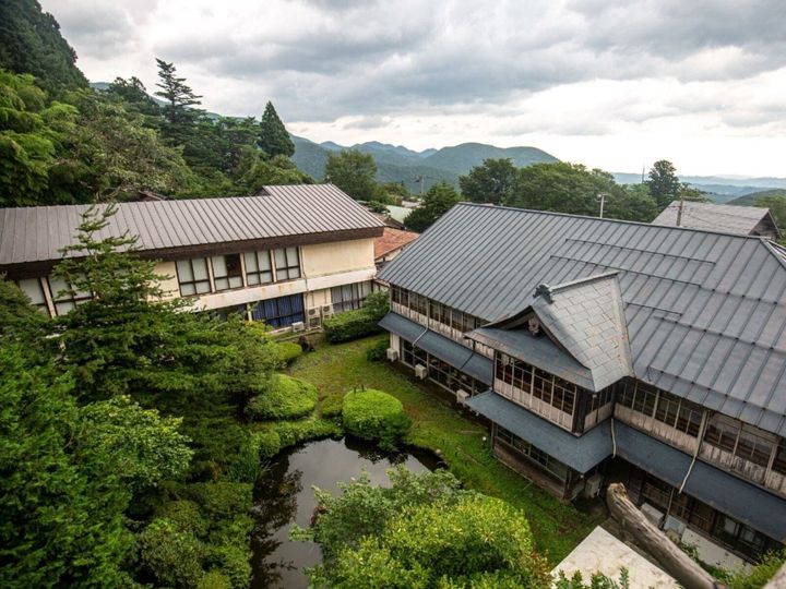 宮城県川崎町に位置する青根温泉は、開湯500年近い歴史を誇る名湯です。かつては仙台藩主・伊達家の「御殿湯」が置かれ、与謝野晶子や山本周五郎など多くの文人にも愛されました。無色透明でさらりとした「殿様の湯」を楽しめる閑静な温泉地です。