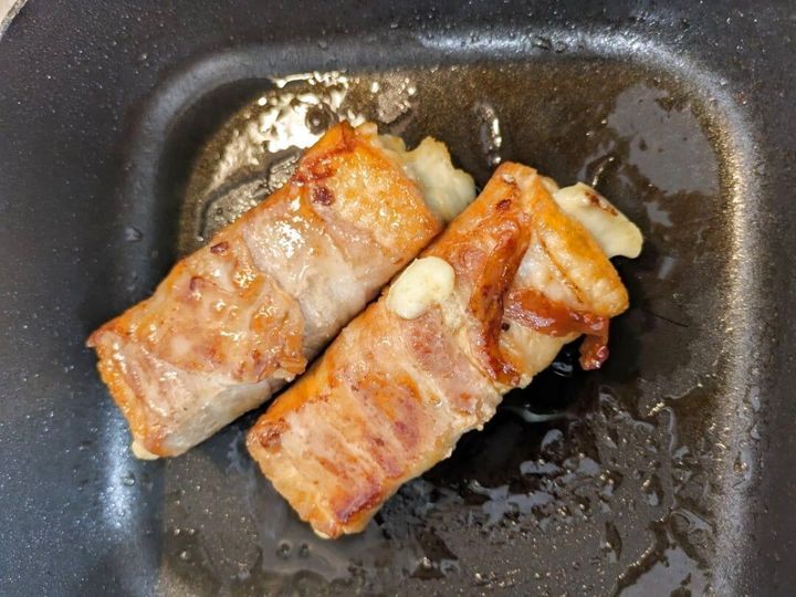 熱したフライパンで全面を焼く。