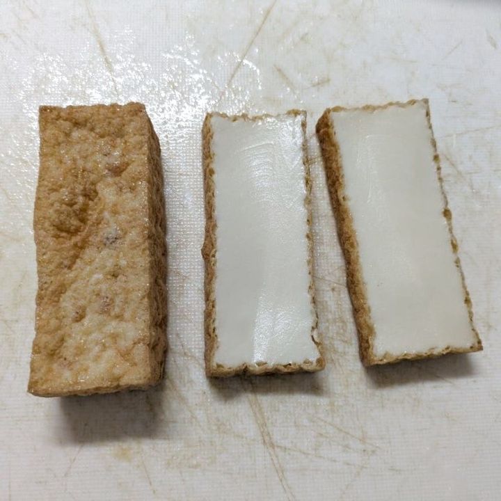 厚揚げを横にスライスする。チーズを挟んで…