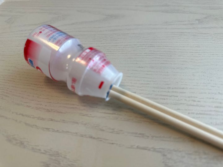 ヤクルトの容器に割り箸を入れる