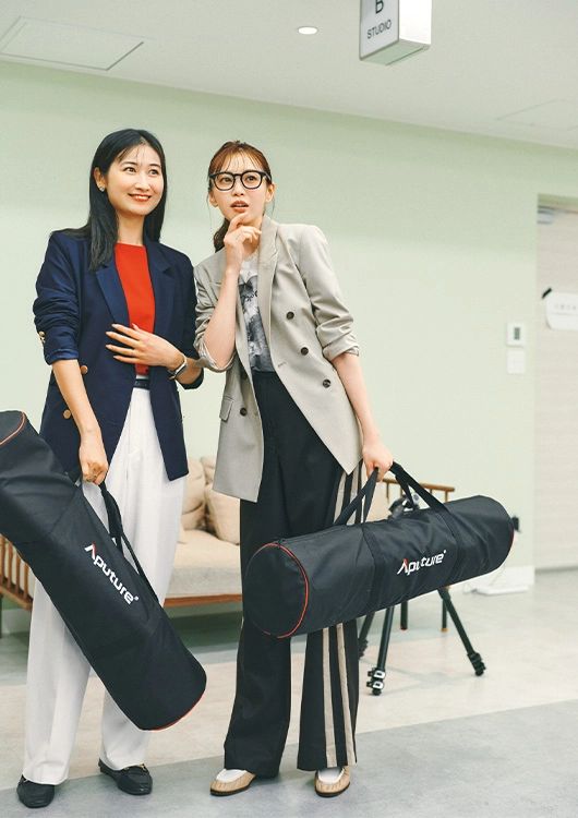 毎日コーデ 宮田聡子 ワイドパンツ Tシャツ ジャケット ローファー メガネ パールネックレス コインネックレス