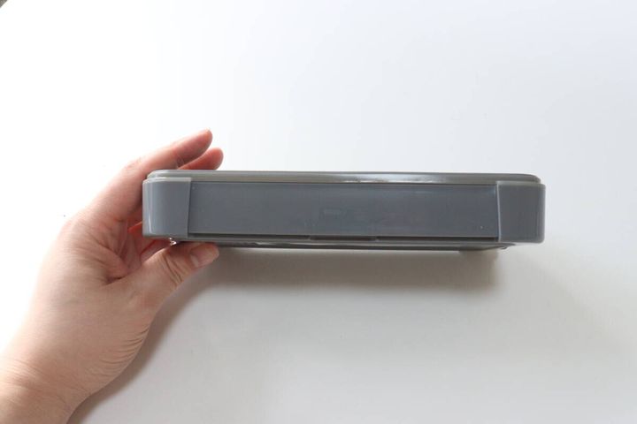 ダイソーの薄い抗菌薄型お弁当箱