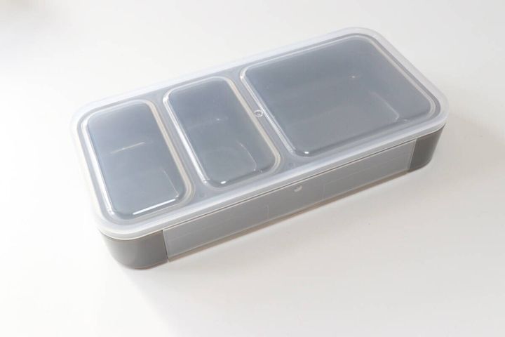ダイソーのスリムな抗菌薄型お弁当箱