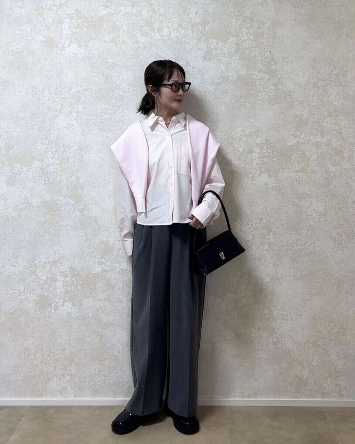 2026春大人女性おすすめピンクシャツグレーワイドパンツコーデ