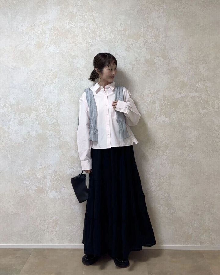 2026春大人女性おすすめピンクシャツ黒ティアードスカートコーデ