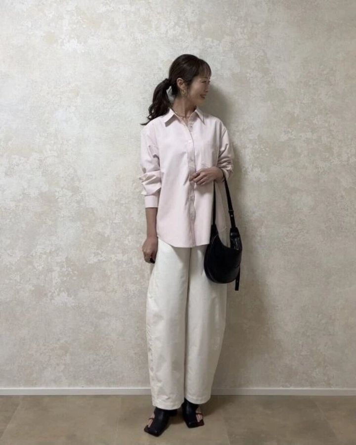 2026春大人女性おすすめピンクシャツ白カーブパンツコーデ