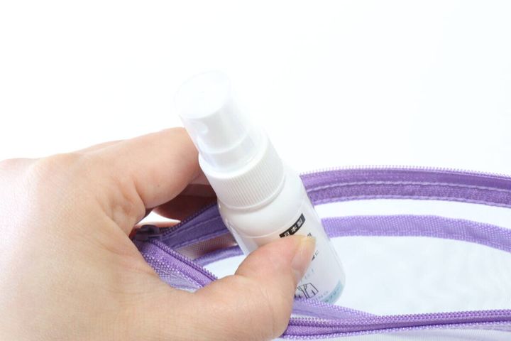 セリアの衣類用除菌・抗菌・消臭スプレーをポーチに入れる