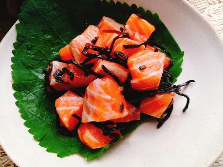 混ぜてすぐに完成！サーモンの塩昆布和え