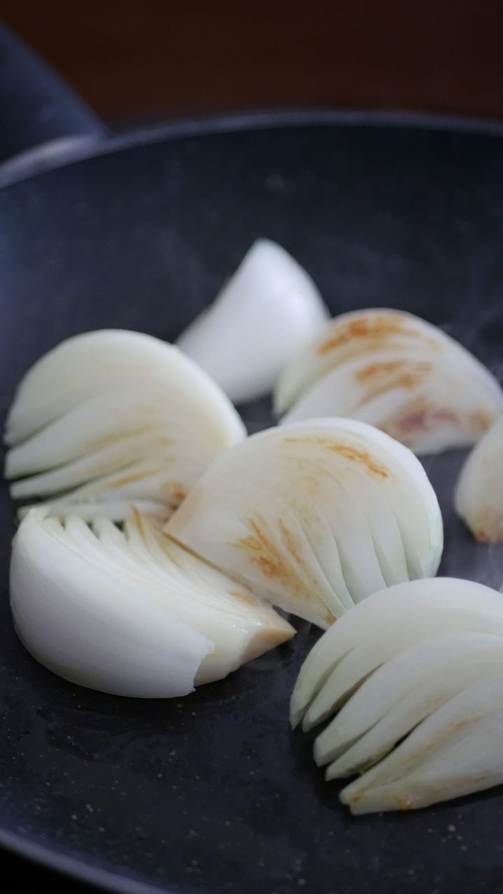 新玉ねぎに焼き色をつける