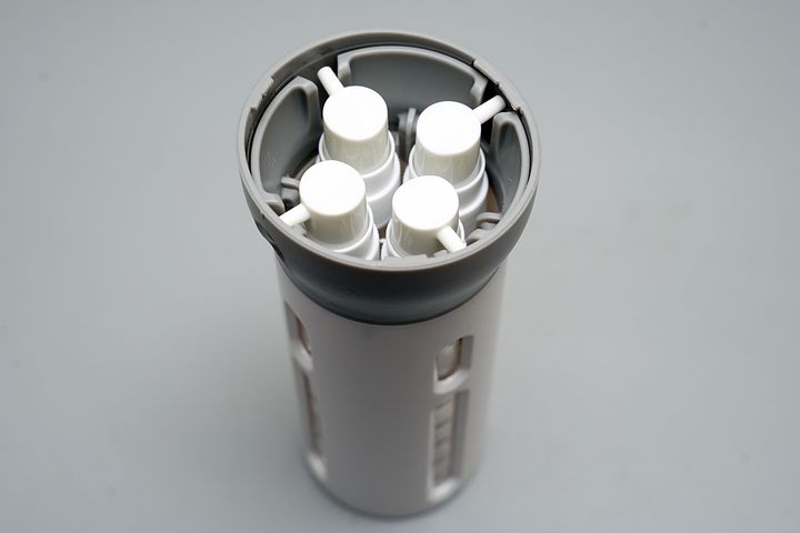 「トラベル詰め替えボトル」本体の中には写真のように長細いポンプボトルが4本入っています。