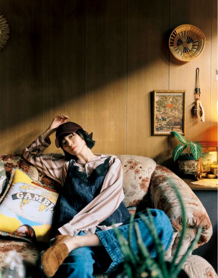 シャツ¥24,200（オーエーエス）、キャミソール¥11,000、デニムパンツ¥13,200（ともにジャーナル スタンダード）、キャップ¥6,160（レヴィス）、ローファー¥17,600（レイヤーズ／すべてジャーナル スタンダード 自由が丘店）