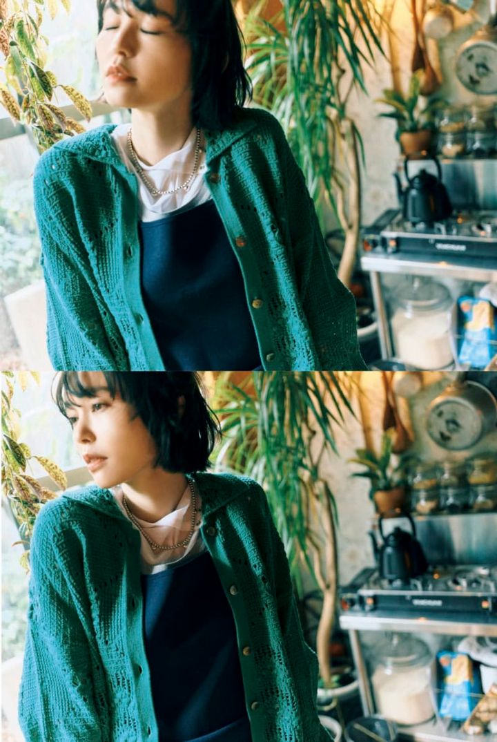 ニットシャツ¥16,500、スクエアタンク¥6,600、Uネックタンク¥6,600（すべてジャーナル スタンダード）、中に着たTシャツ¥13,200（ケラウズランブラ）、ネックレス¥24,200（フィリップ オーディベール／すべてジャーナル スタンダード 自由が丘店）