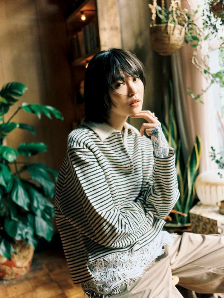 ポロシャツ¥12,100、花柄トップス¥8,800（ともにジャーナル スタンダード）、カーゴパンツ¥30,800（レイヤーズ）、レーススカート¥13,200（ミッシェ エ ミュセット）、リング¥14,300（ソワリー／すべてジャーナル スタンダード 自由が丘店）