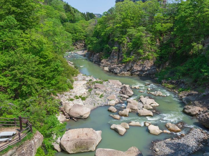 仙台都心からもアクセス抜群な秋保温泉。約1500年の歴史を誇り、欽明天皇ゆかりの「名取の御湯」として日本三名湯のひとつに数えられます。名取川沿いにホテルが立ち並び、磊々（らいらい）峡や秋保大滝などの絶景、グルメも楽しめる魅力に溢れた温泉地です。