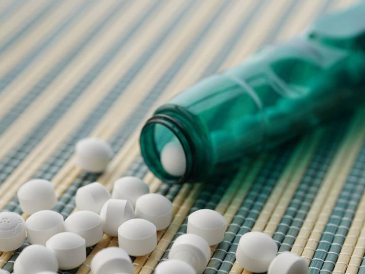 アトリオン製菓の公式Xアカウントは4月21日、投稿を更新。「お詫びとご連絡」を公開しました。（サムネイル画像出典：PIXTAより）