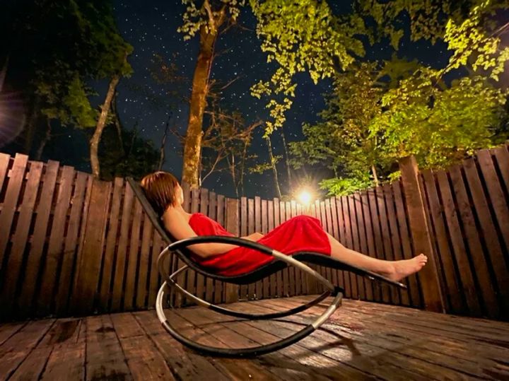 夜の星空を楽しめる露天風呂と外気浴空間