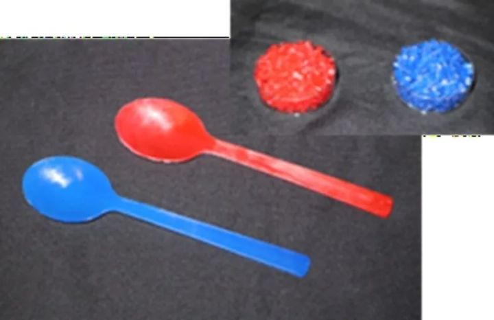 シリカ複合体を添加したマスターバッチと射出成形で作製した各色のスプーン