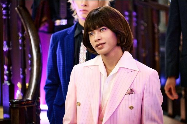 新宿最大ホストグループ・総帥、海斗(上田竜也さん) (C)2026「TOKYO BURST」フィルムパートナーズ