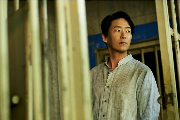 国際手配中の犯罪集団のメンバー、キム・フン(オム・ギジュンさん) (C)2026「TOKYO BURST」フィルムパートナーズ