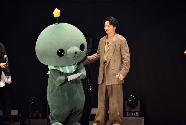 タマを相手に、水上さんが頭突きの威力を検証することに (C)2026「TOKYO BURST」フィルムパートナーズ