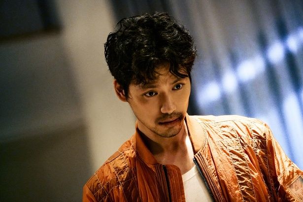 国際手配中の犯罪集団のボス、村田蓮司(福士蒼汰さん) (C)2026「TOKYO BURST」フィルムパートナーズ