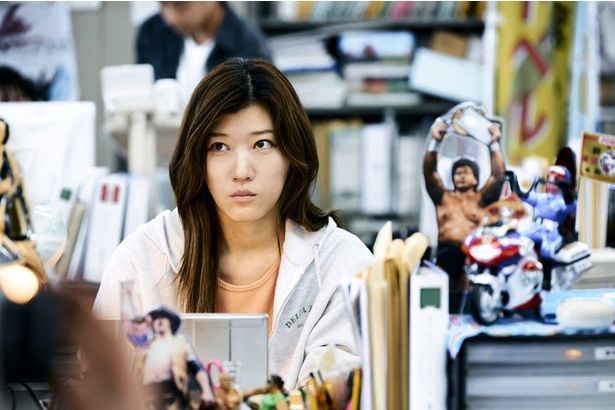 新宿中央署・組織犯罪対策課の刑事、吉井みゆき(ヒコロヒーさん) (C)2026「TOKYO BURST」フィルムパートナーズ