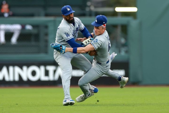 捕球時に激突したドジャースのテオスカー・ヘルナンデス（左）とアレックス・コール（C）Getty Images