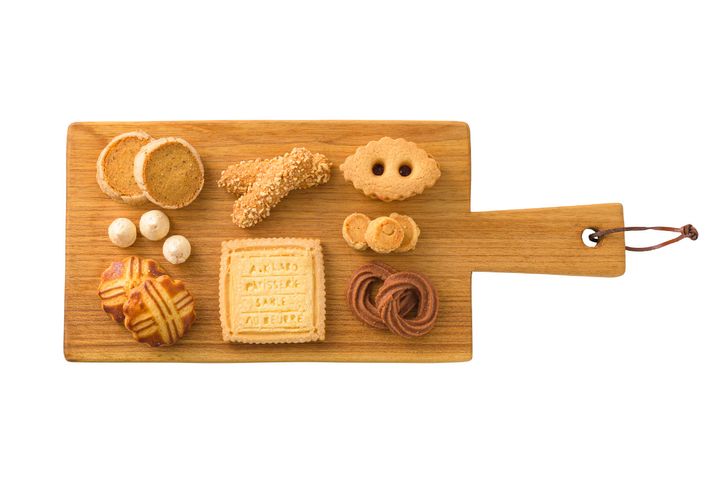 木の板に並ぶクッキー