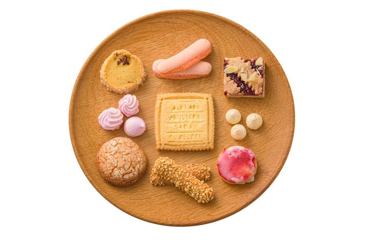 木の板に並ぶ母の日バージョンのクッキー