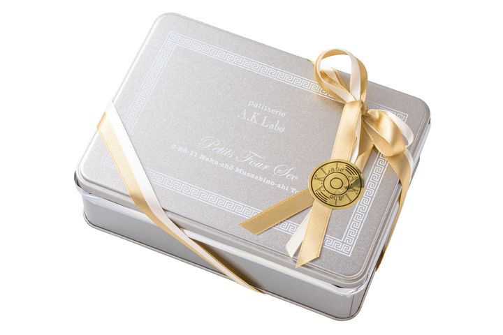 〈pâtisserie A.K Labo〉の定番のクッキー缶