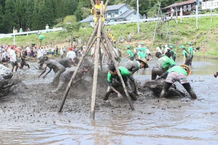 泥だらけになって大会を楽しむ参加者の様子