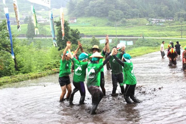 自然豊かなキャンプ場で仲間と過ごすイメージ