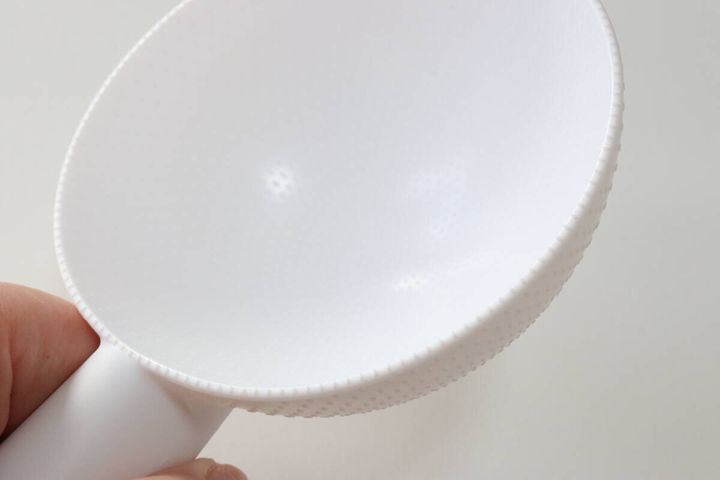 セリアのエンボス加工が施された一気にすくえる！しゃもじ