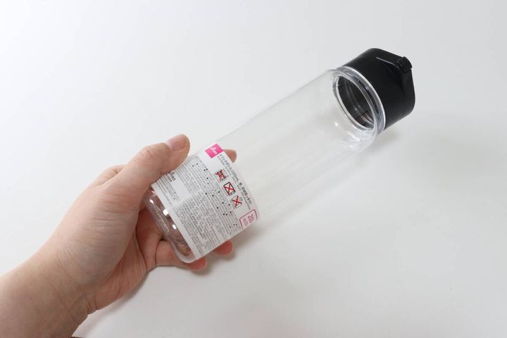 ドリンクボトル（黒、収納取っ手付）550mL サイズ感