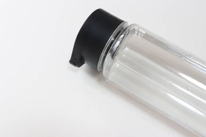 ドリンクボトル（黒、収納取っ手付）550mL 横向き