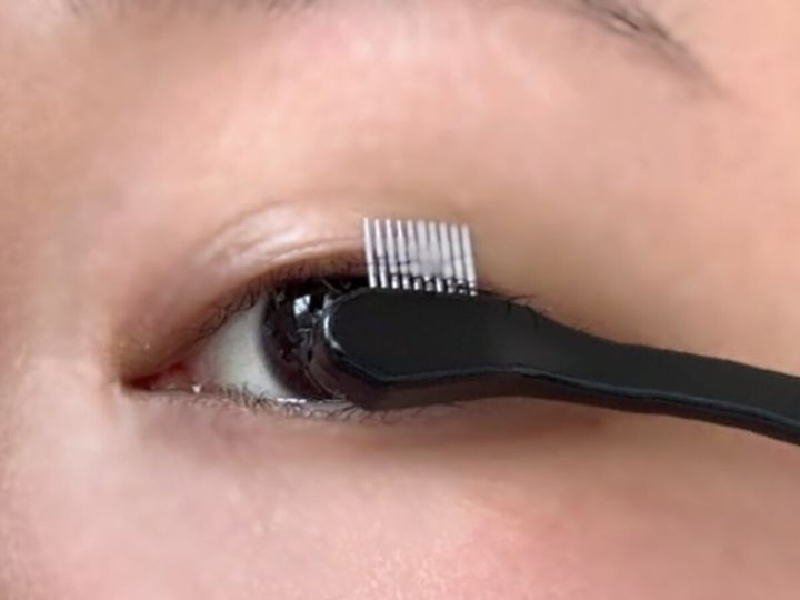 ダイソーのマスカラコーム（ステンレス製）の使用例