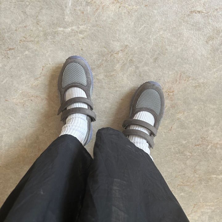 GU ダブルストラップバレエスニーカー コーデ 黒ワンピース 全身