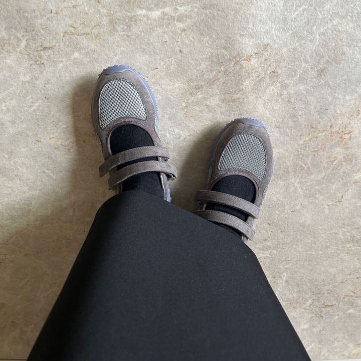 GU ダブルストラップバレエスニーカー コーデ シアーカーディガン 黒スカート 全身