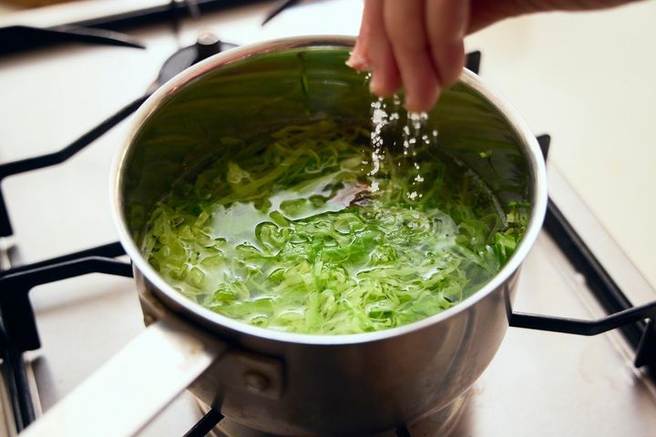 キャベツを煮込む