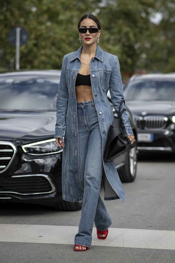 画像: 大胆な肌見せが成立するのはデニムだからこそ