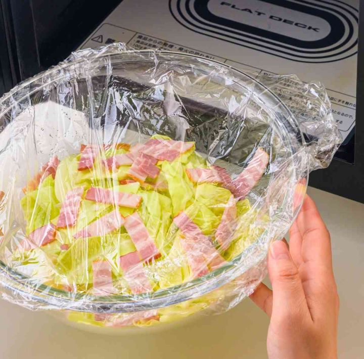 「春キャベツとベーコンの無限ペッパーサラダ」レシピ