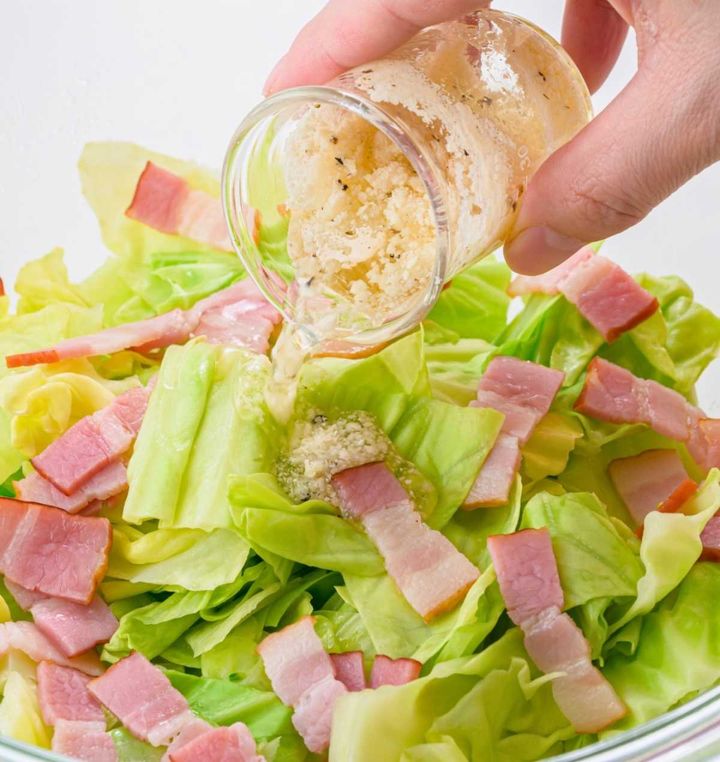 「春キャベツとベーコンの無限ペッパーサラダ」レシピ