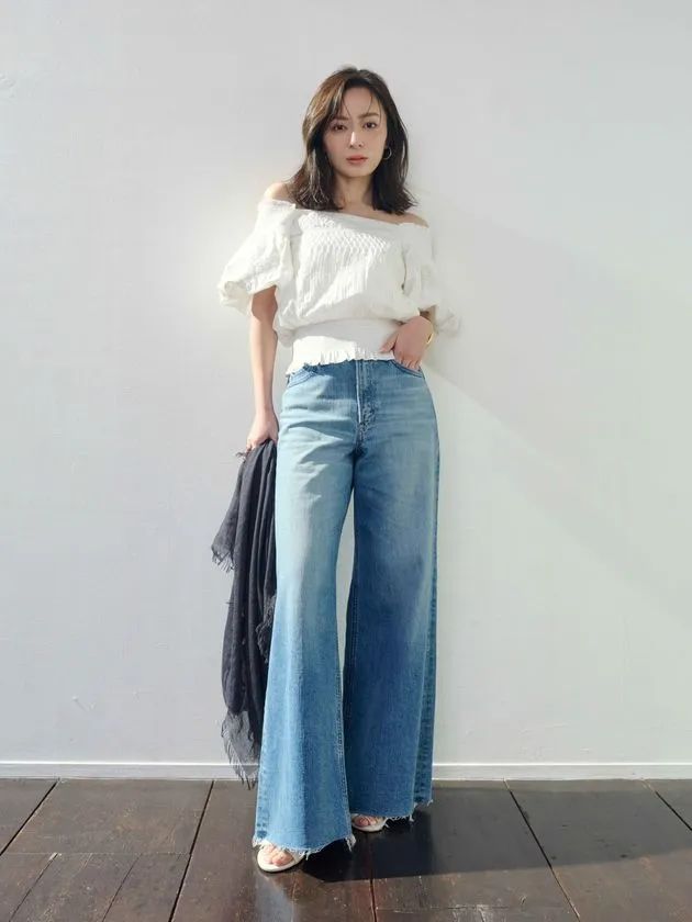 LYDIA wide flare Cutoff Light Blueの正面イメージ