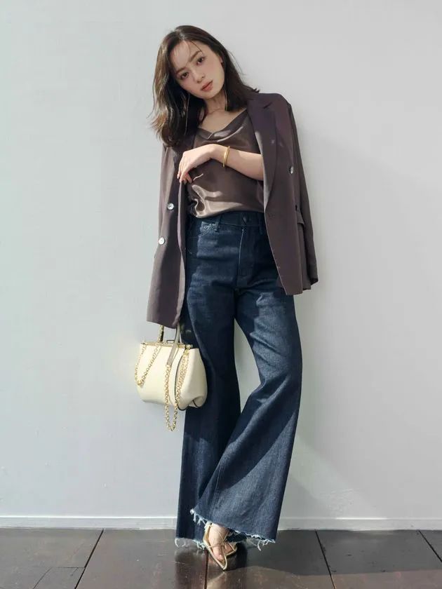 LYDIA wide flare Cutoff One Wash Indigoの着用イメージ