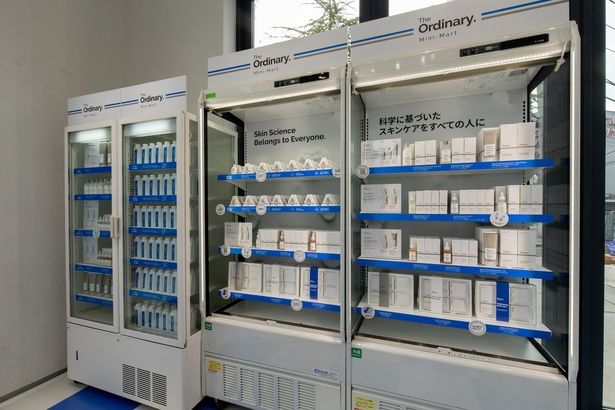 コンビニの商品棚のようにスキンケア製品が並ぶ ※東京・下北沢での開催時の様子